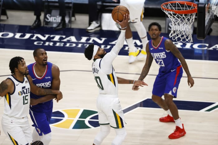 Mike Conley (10) with a layup during a game against the Los Angeles Clippers